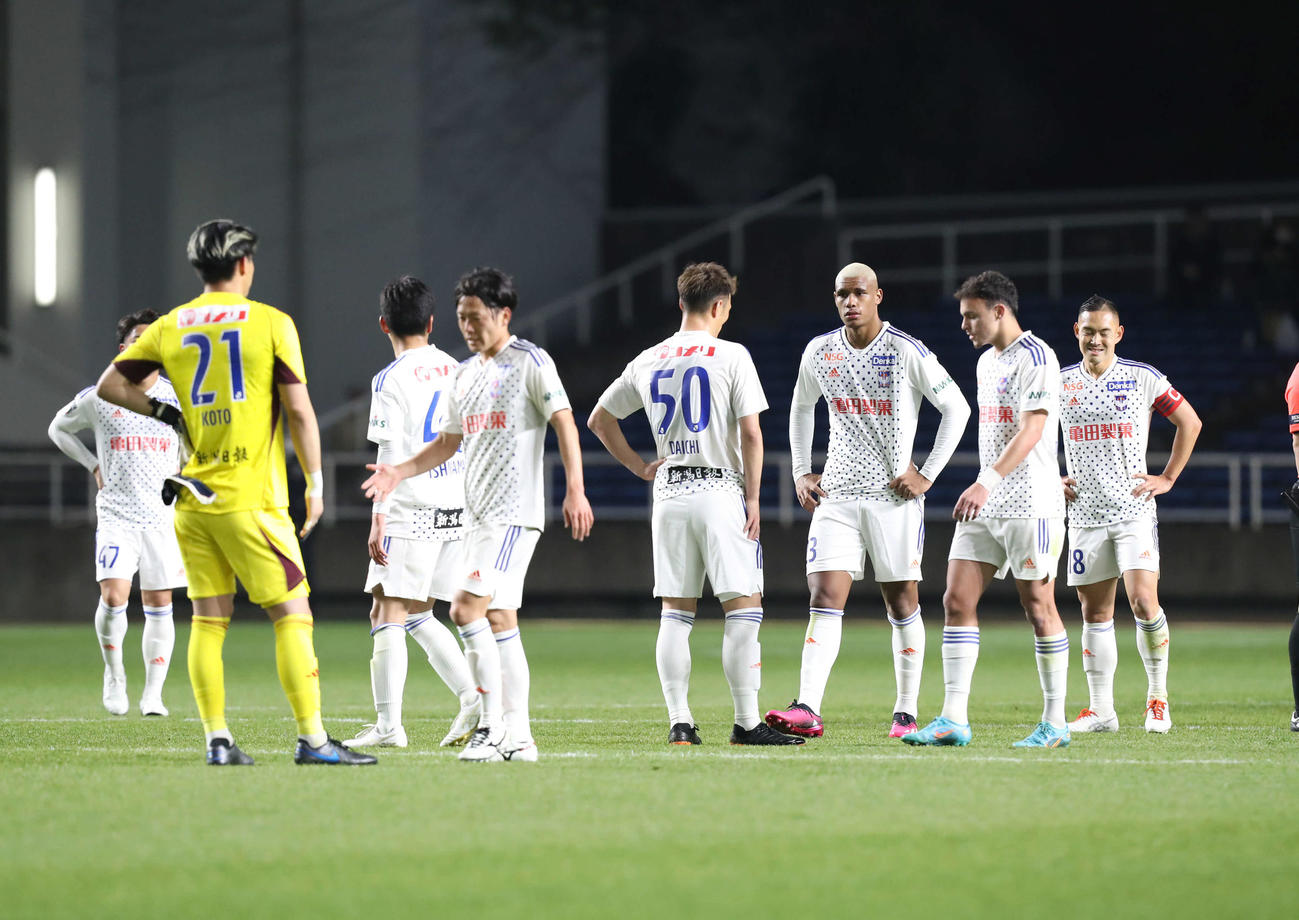 福岡に敗れ、肩を落とす新潟イレブン（撮影・屋方直哉）
