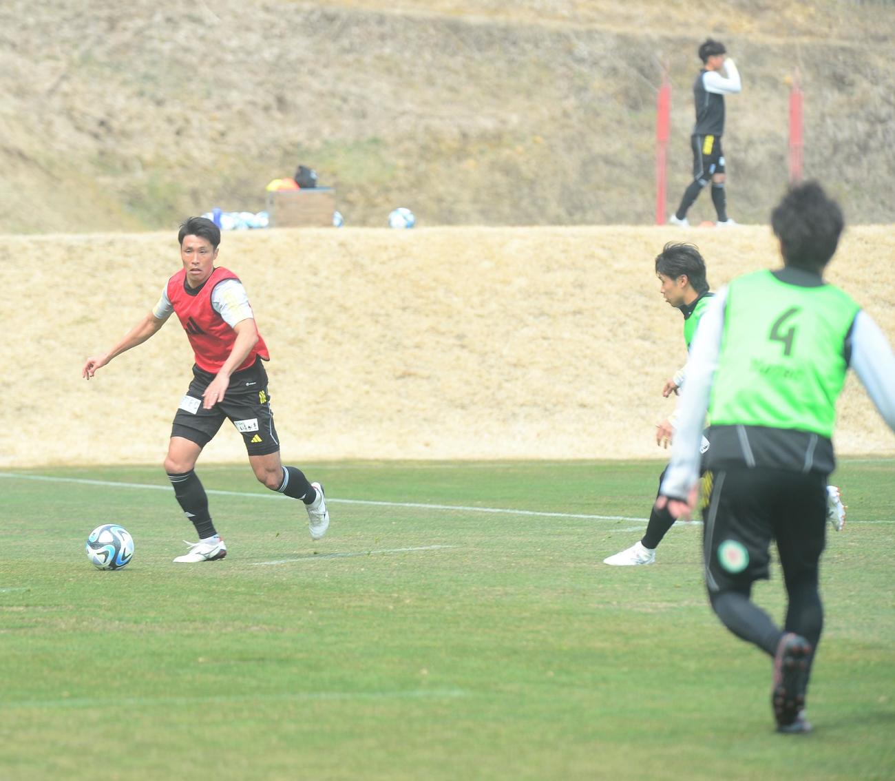 紅白戦で軽快な動きを見せる蜂須賀（左）