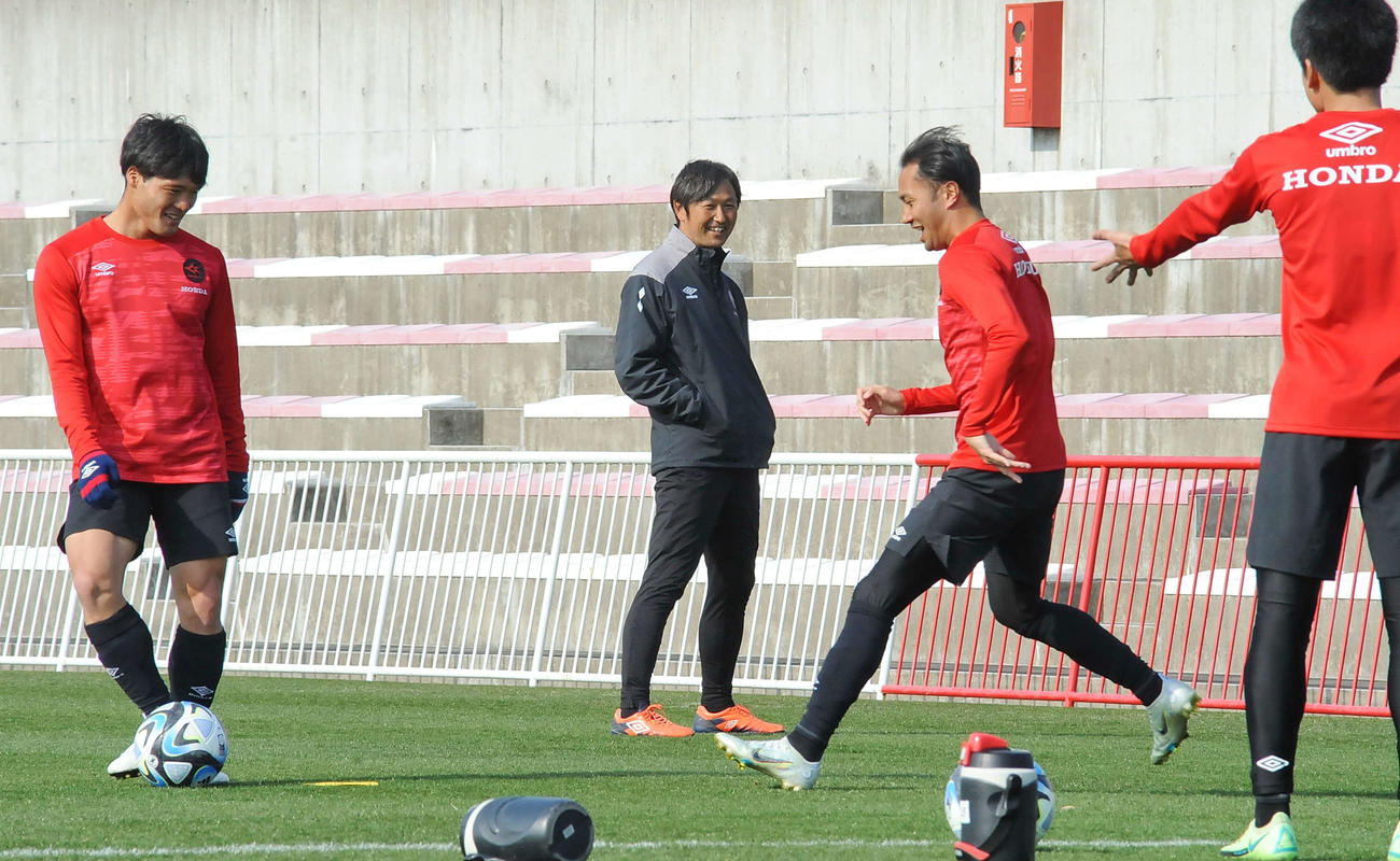 選手らの動きを確認するホンダFCの小林監督（中央左）