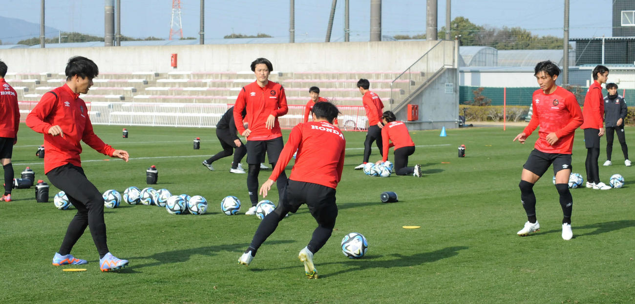 ボール回しの練習をするホンダFCの選手ら