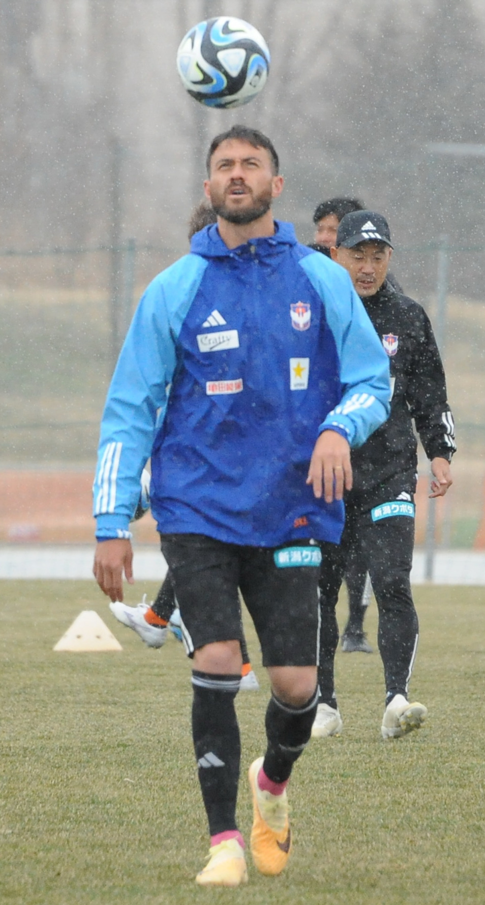 川崎F戦の前日練習でリフティングする舞行龍ジェームズ
