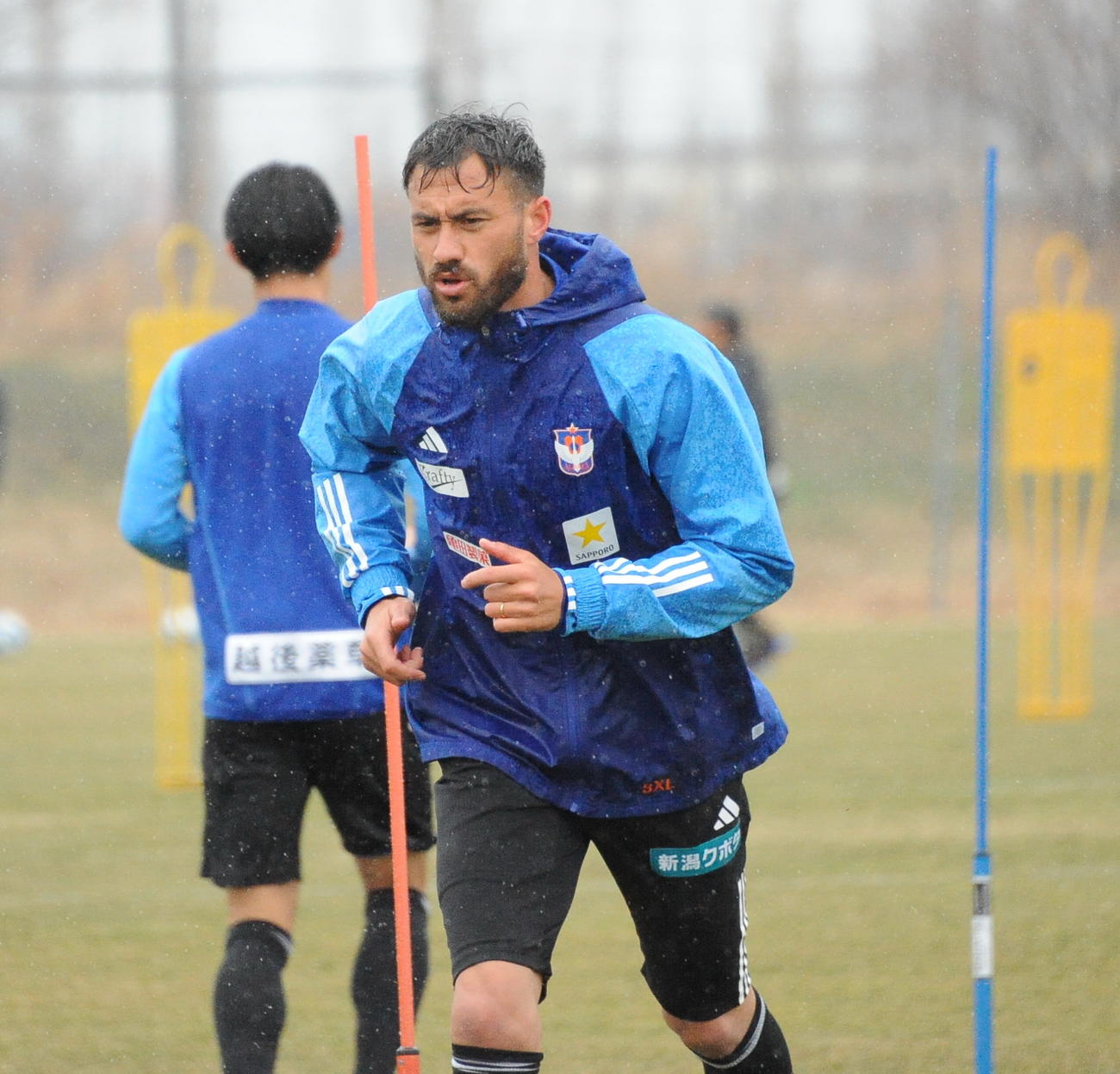 川崎F戦前日練習でウオーミングアップする舞行龍ジェームズ