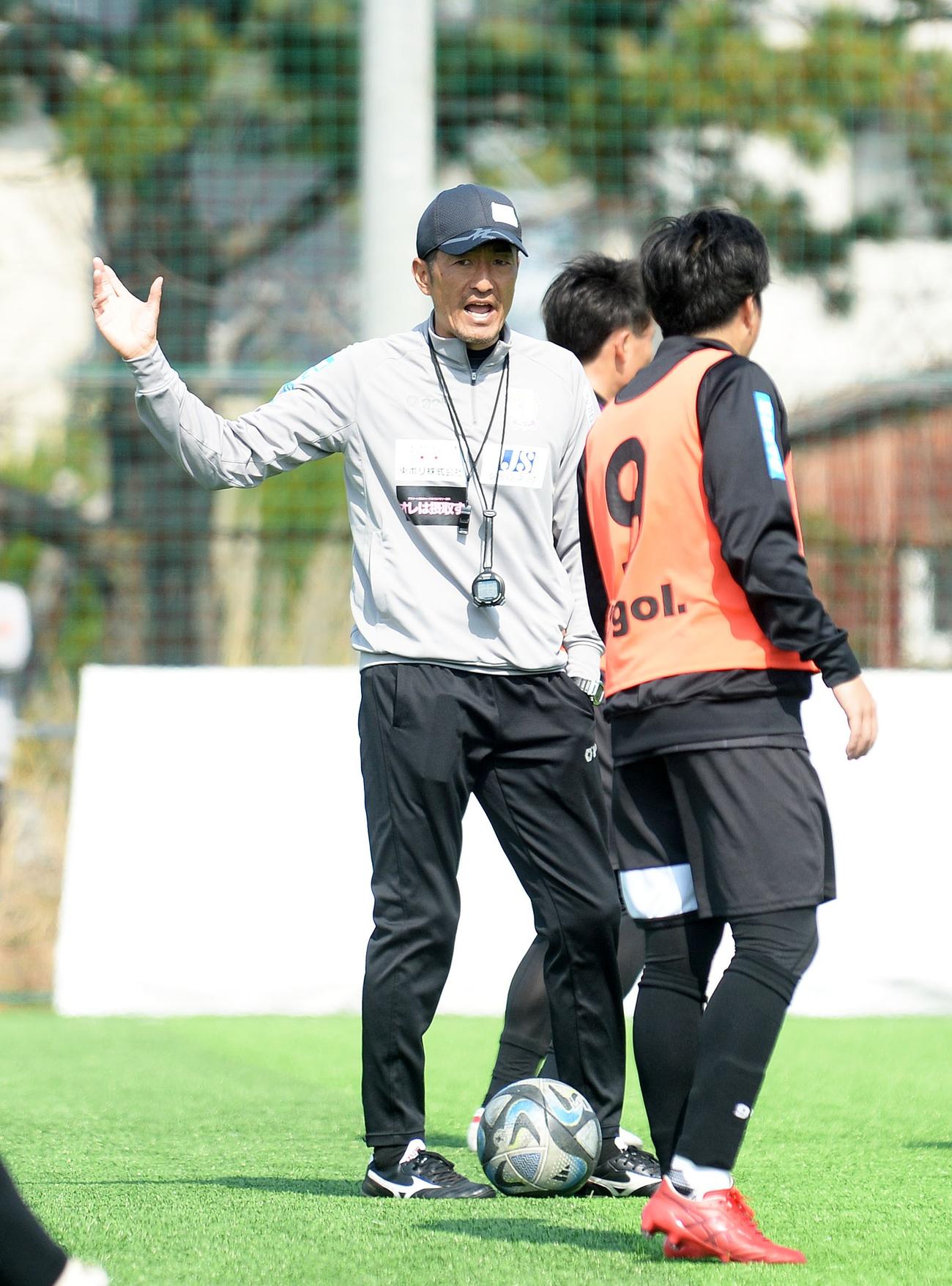 選手に指示を出す藤枝の須藤監督（8日撮影）