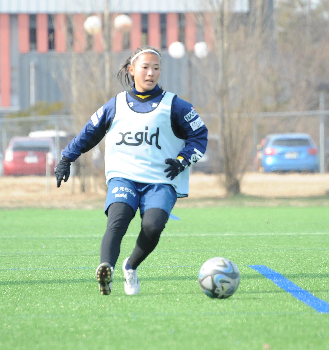 9日の紅白戦でパスを出すWEリーグ新潟レディースMF滝川結女