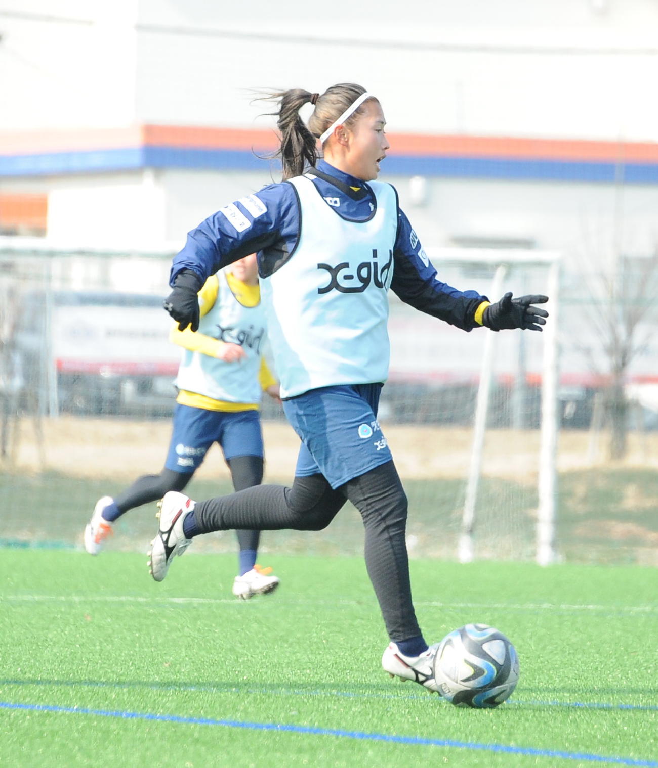 9日の紅白戦でドリブルするWEリーグ新潟レディースMF滝川結女