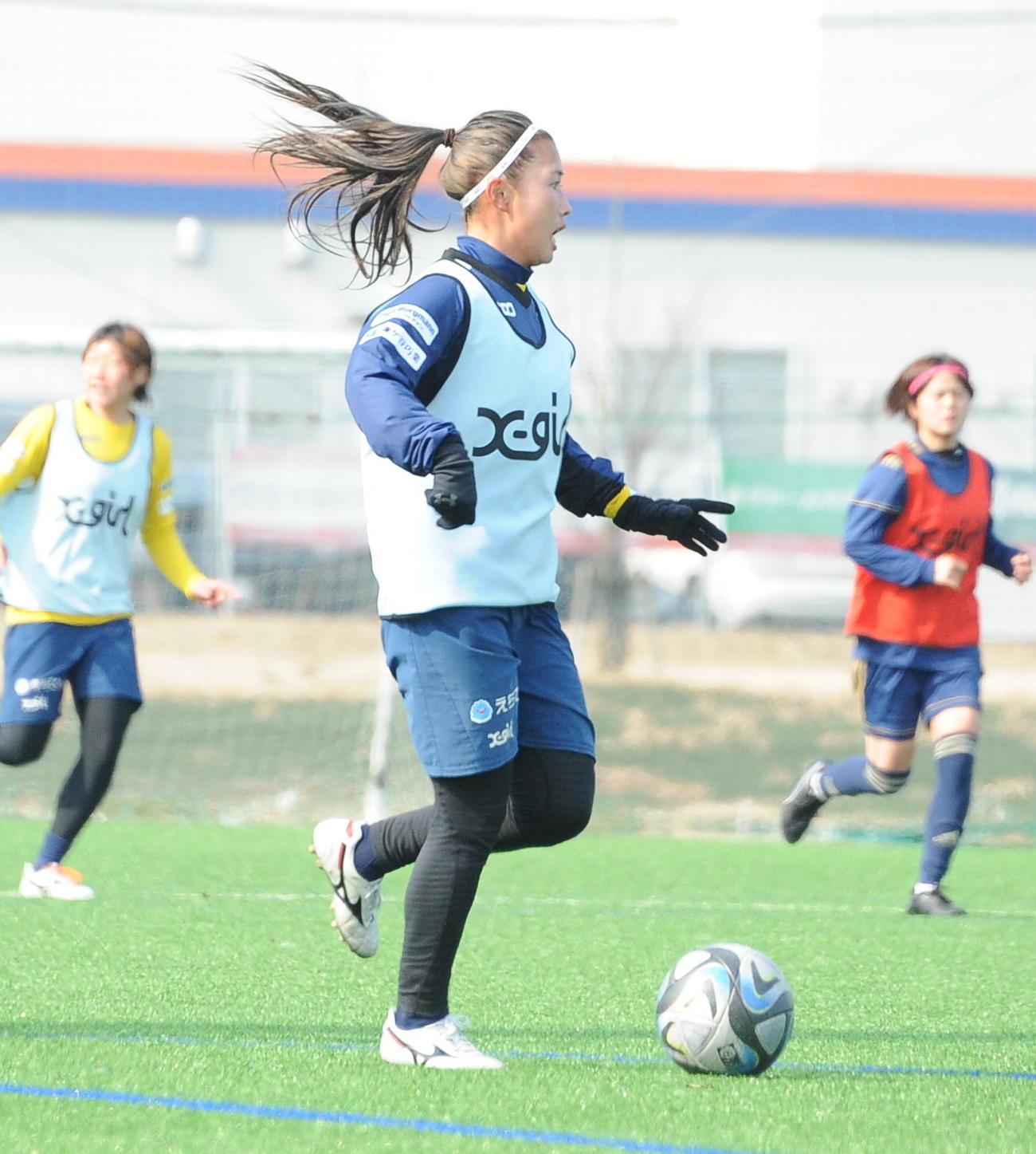 9日の紅白戦でドリブルするWEリーグ新潟レディースMF滝川結女（中央）