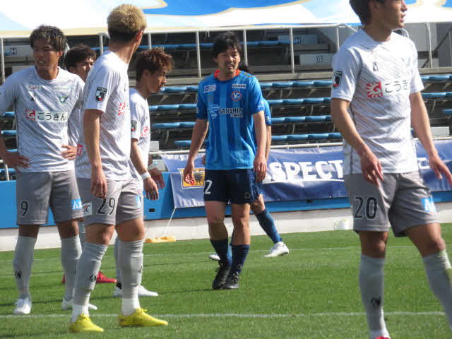 YSCC横浜の松井大輔は後半途中から出場。ゴール前で得点チャンスをうかがう
