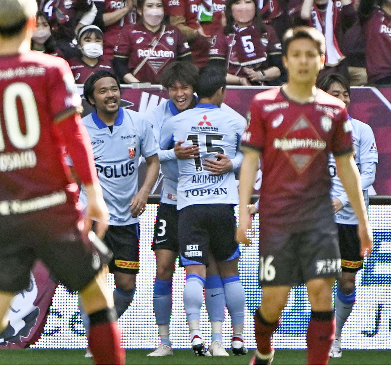 前半、先制ゴールを決め喜ぶ浦和MF伊藤（左から2人目）（共同）