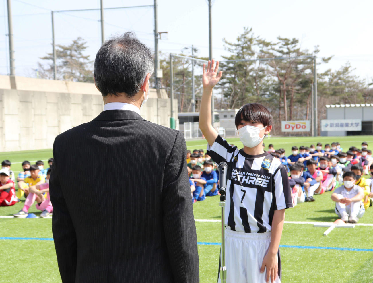 開会式で選手宣誓するkF3佐藤太樹主将（右）