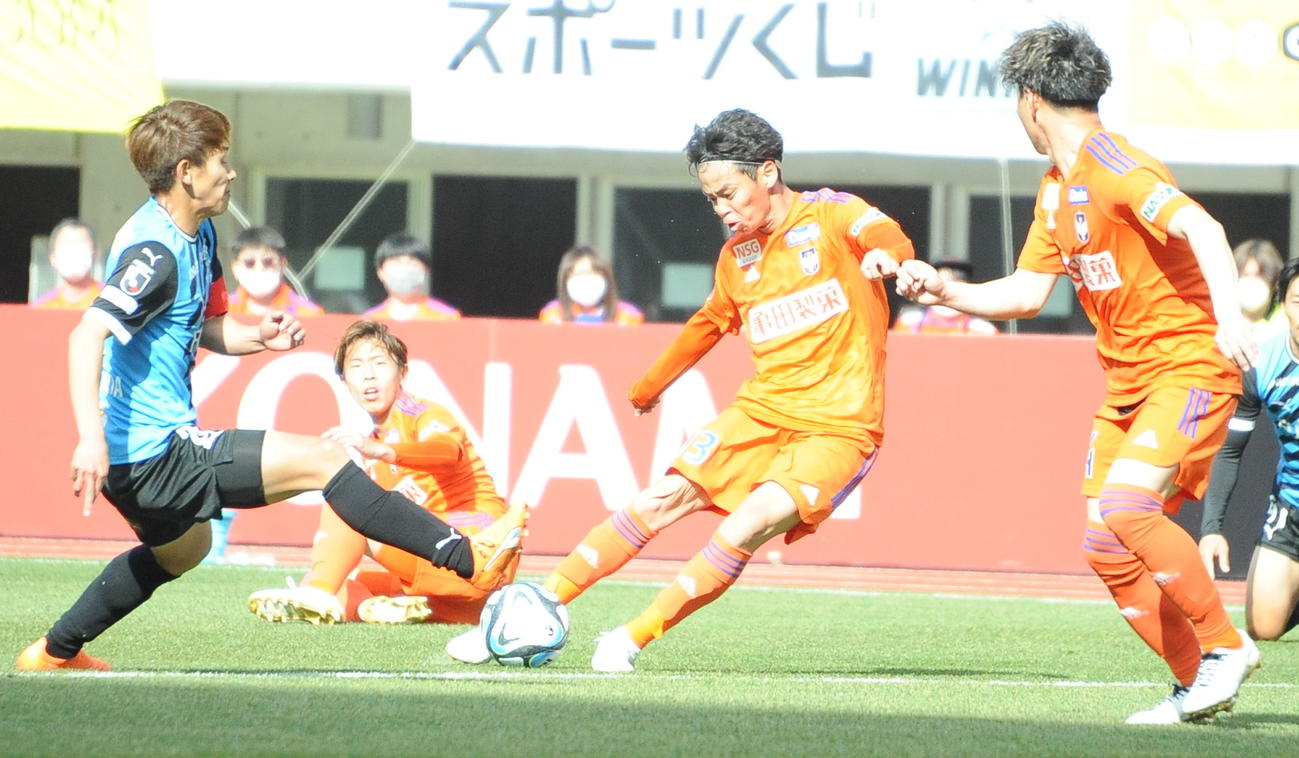 前半22分に先制点を決める伊藤涼太郎（中央）（撮影・小林忠）