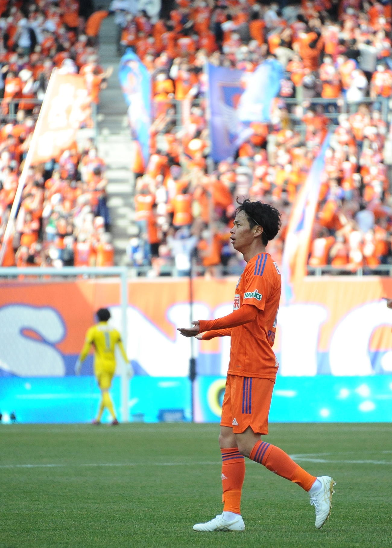 前半22分に先制点を決め、観客をあおる伊藤（撮影・小林忠）