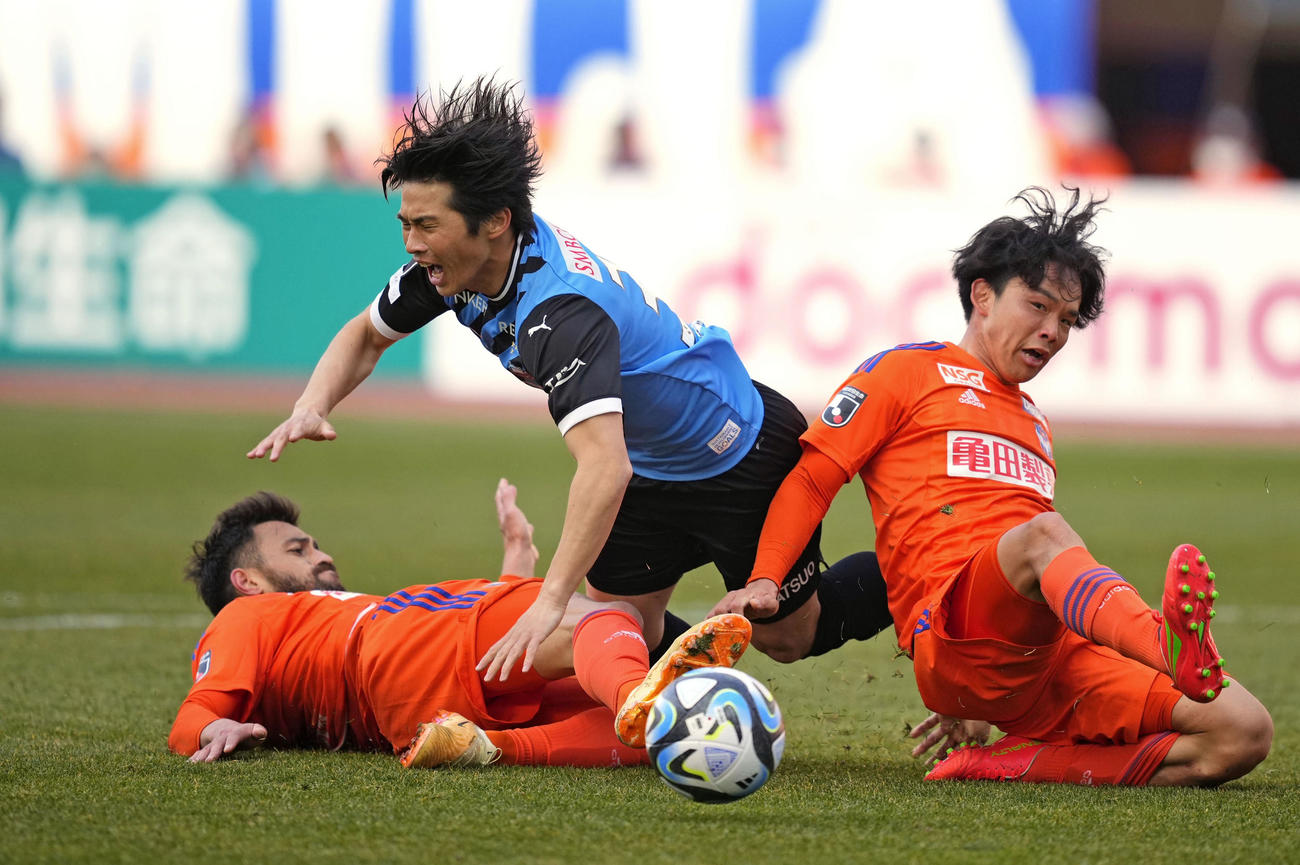 新潟対川崎F　後半、新潟舞行龍ジェームズ（左）と藤原（右）に突破を阻まれる川崎F瀬川（共同）