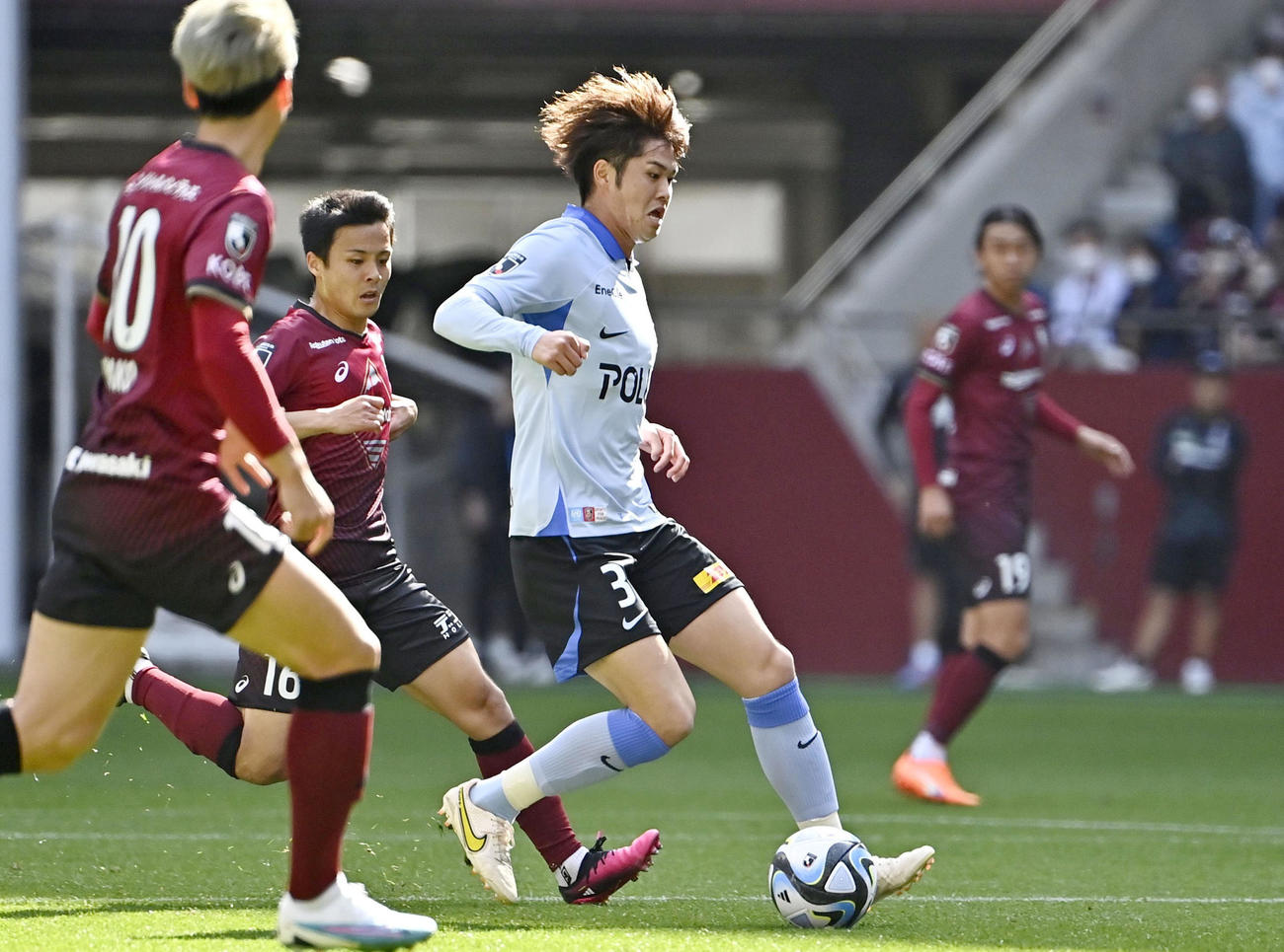 神戸―浦和　前半、ドリブルする浦和・伊藤（中央）（共同）