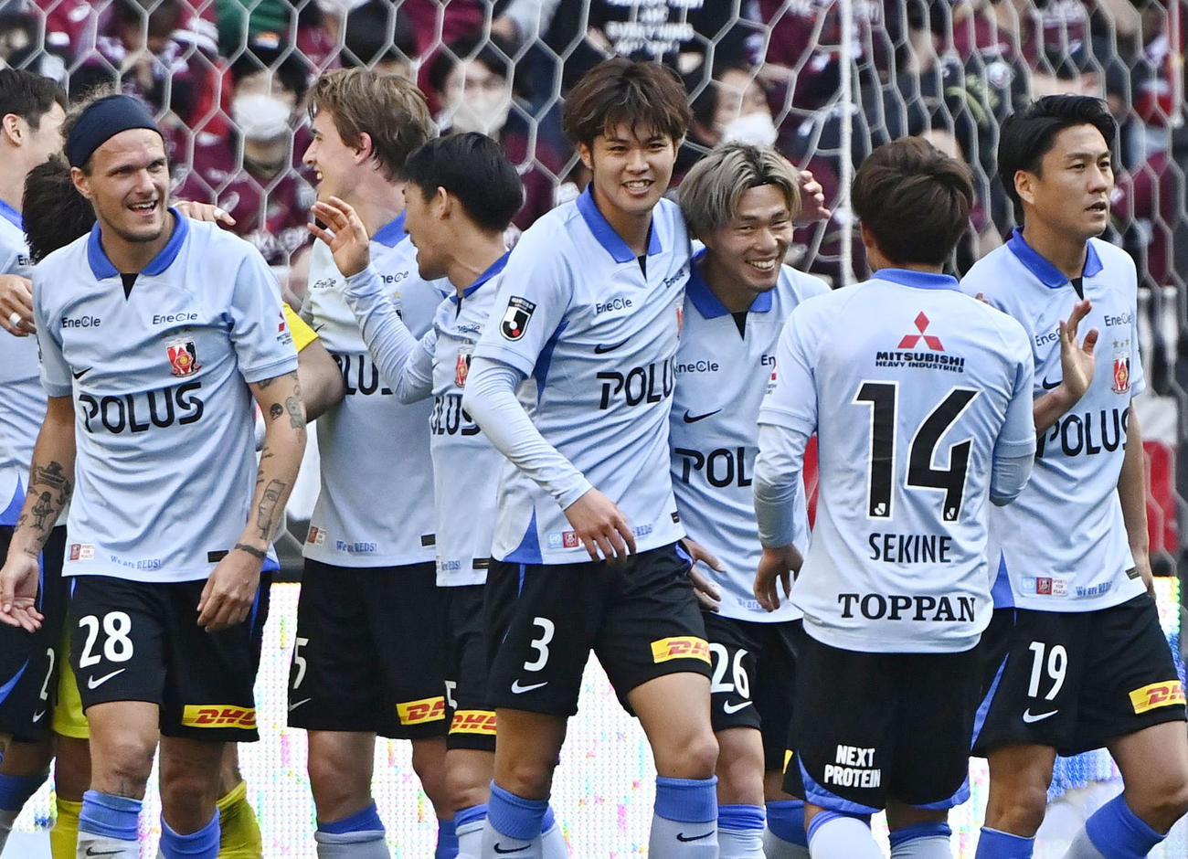 神戸に勝利し、喜ぶ決勝ゴールの伊藤（中央）ら浦和イレブン（共同）