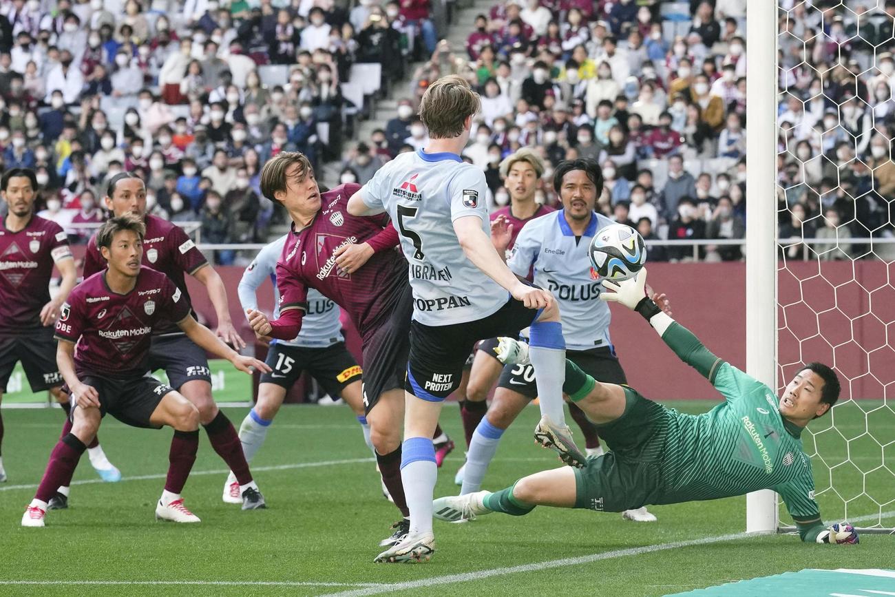 神戸―浦和　後半、攻め込まれる神戸。GK前川（共同）