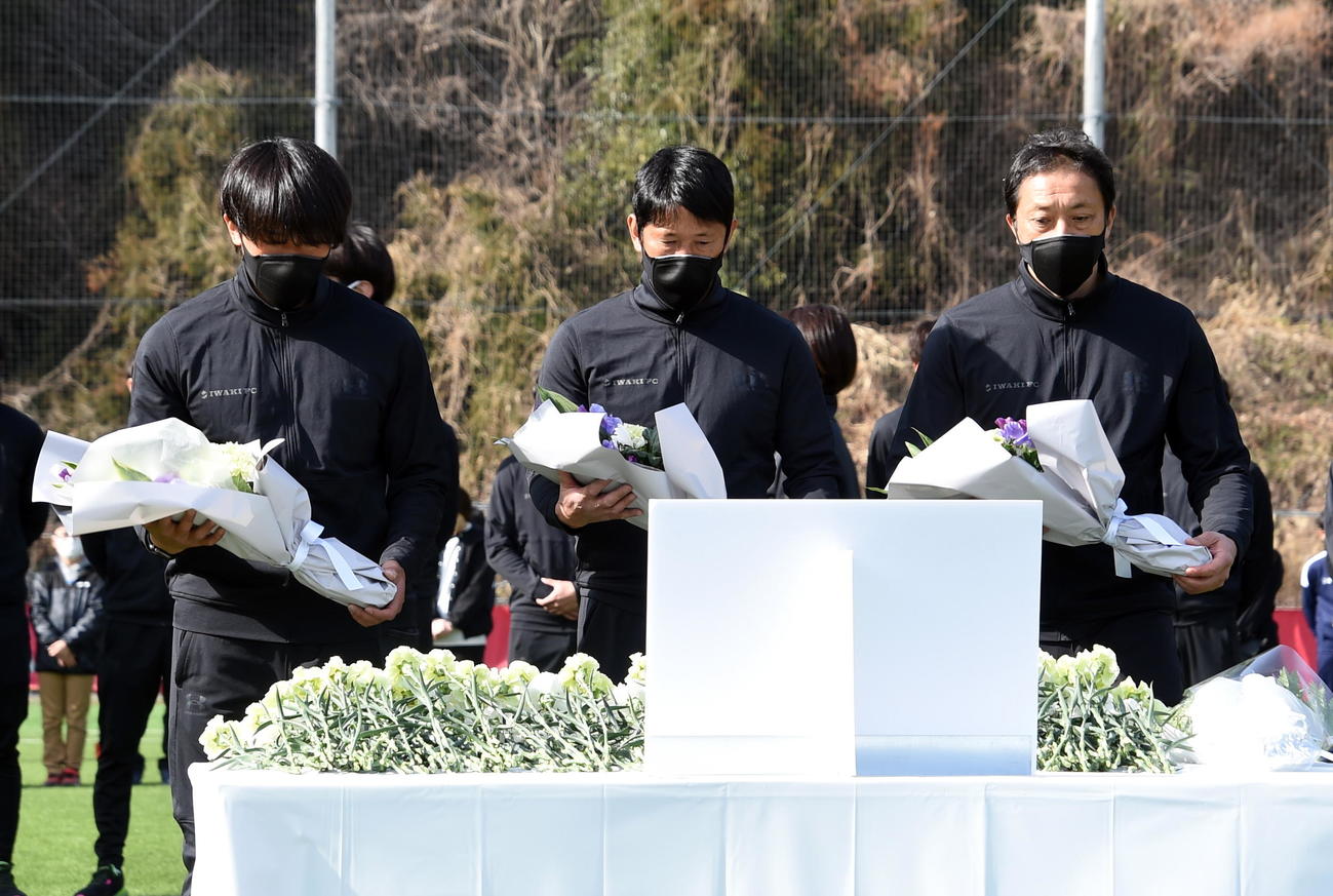 献花する、右からいわき大倉社長、村主監督、山下主将