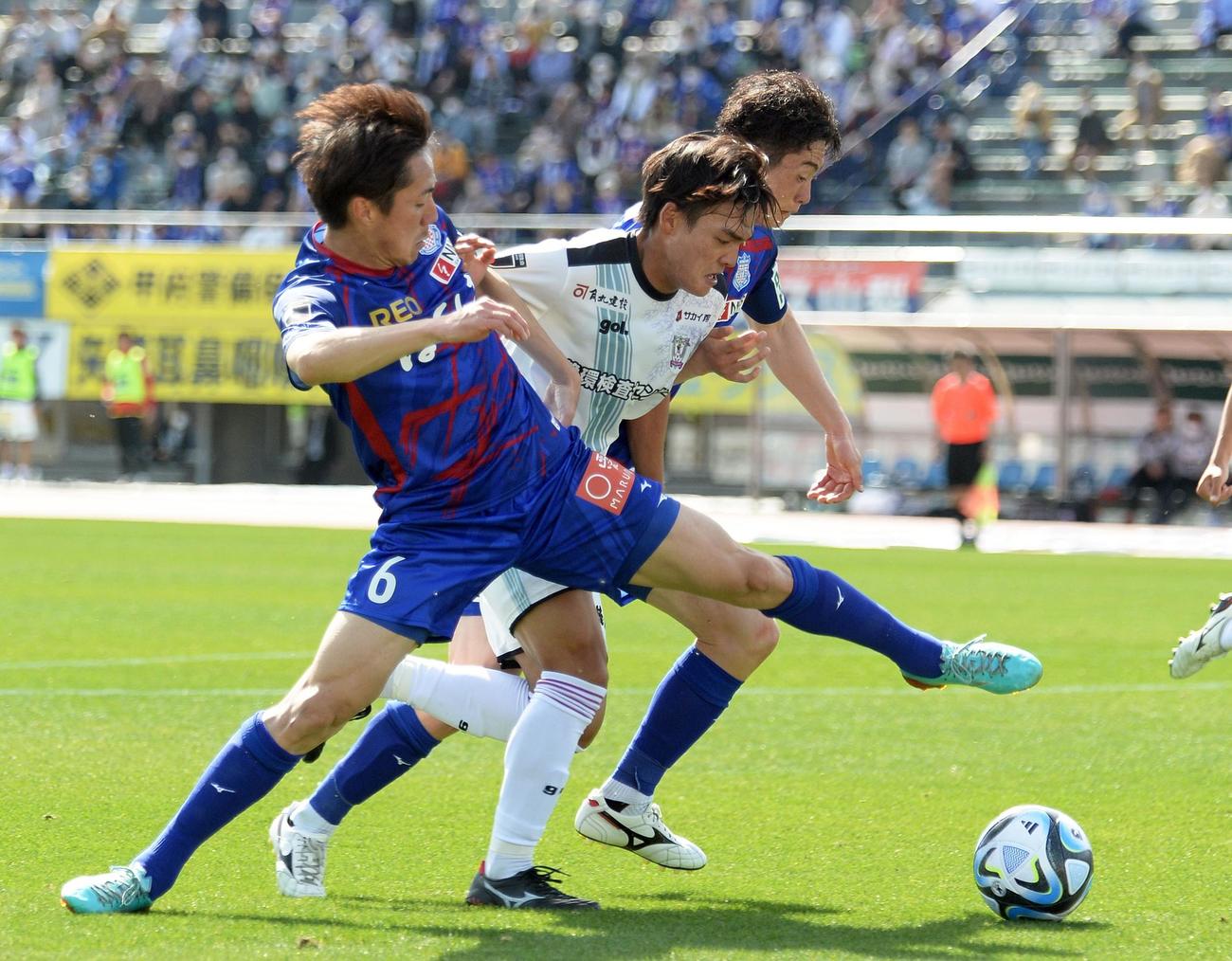 相手2人の間を強引に突破する藤枝久保（中央）