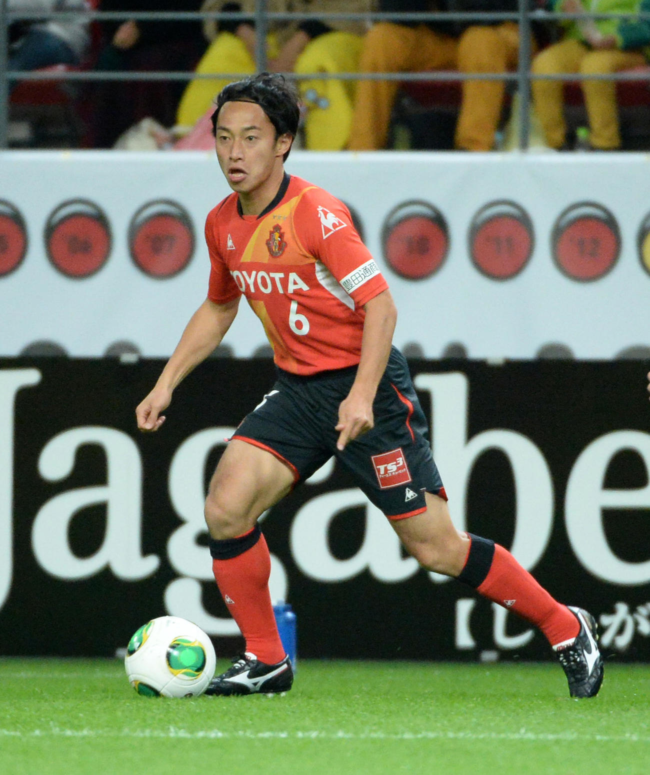 名古屋で本田圭佑とともに戦ったDF阿部翔平（2013年11月23日撮影）