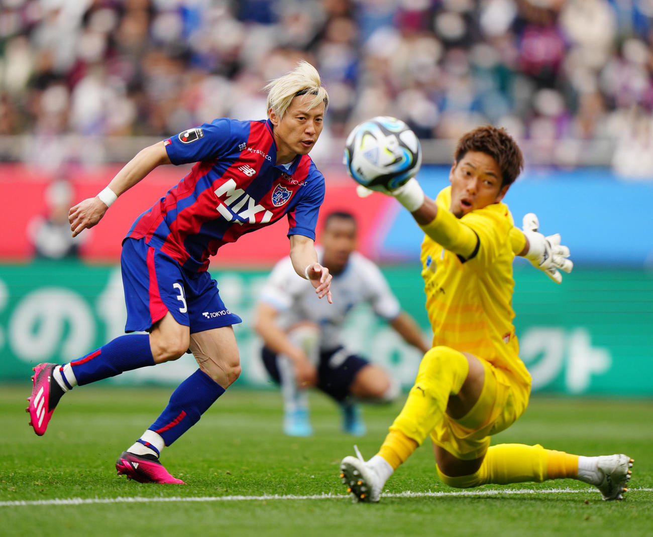 東京対横浜FC　前半、ゴールを決める東京仲川。右はGK永井（撮影・江口和貴）