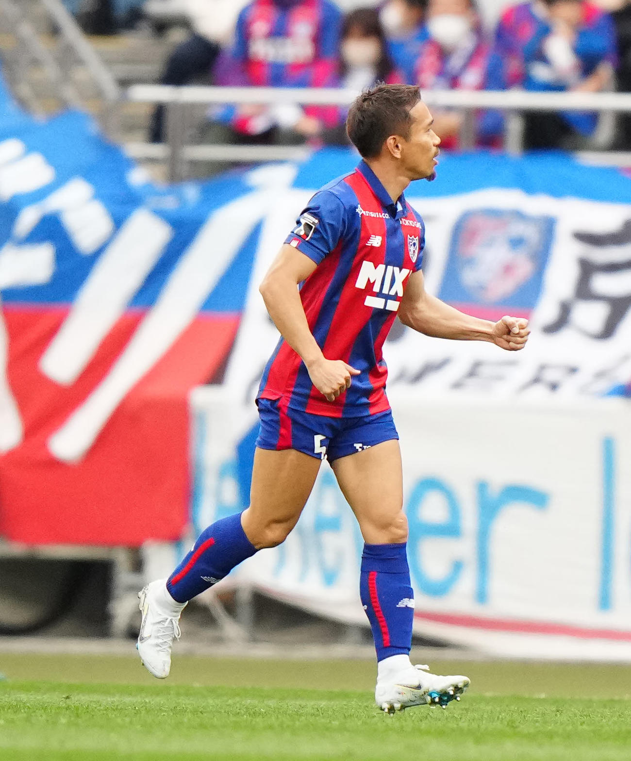 東京対横浜FC　後半、ゴールを決めた東京オリヴェイラにアシストし、ガッツポーズを見せる長友（撮影・江口和貴）
