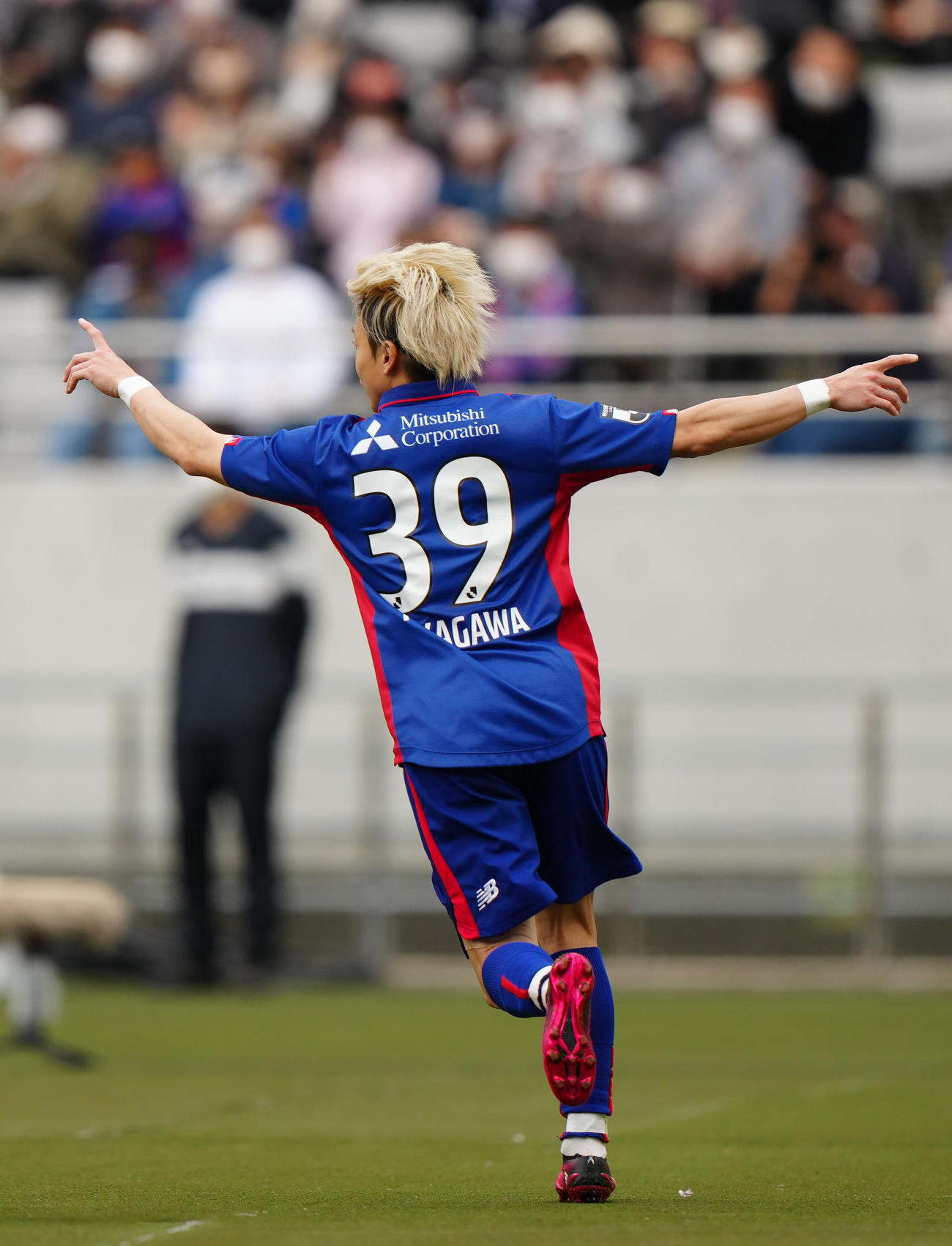東京対横浜FC　前半、ゴールを決め、喜ぶ東京仲川（撮影・江口和貴）