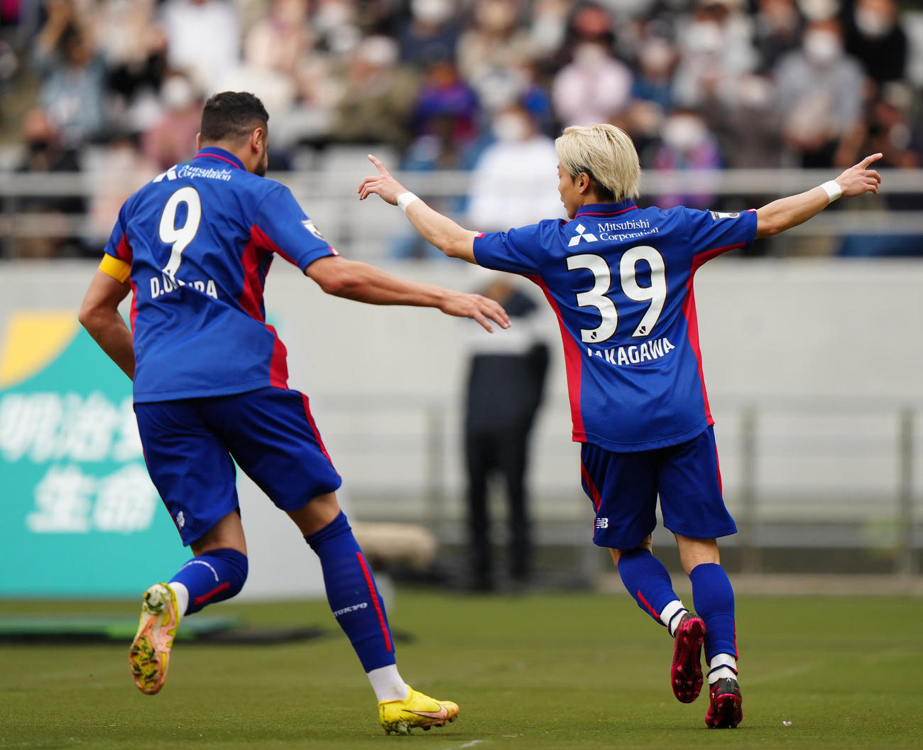 東京対横浜FC　前半、ゴールを決め、喜ぶ東京仲川（右）（撮影・江口和貴）