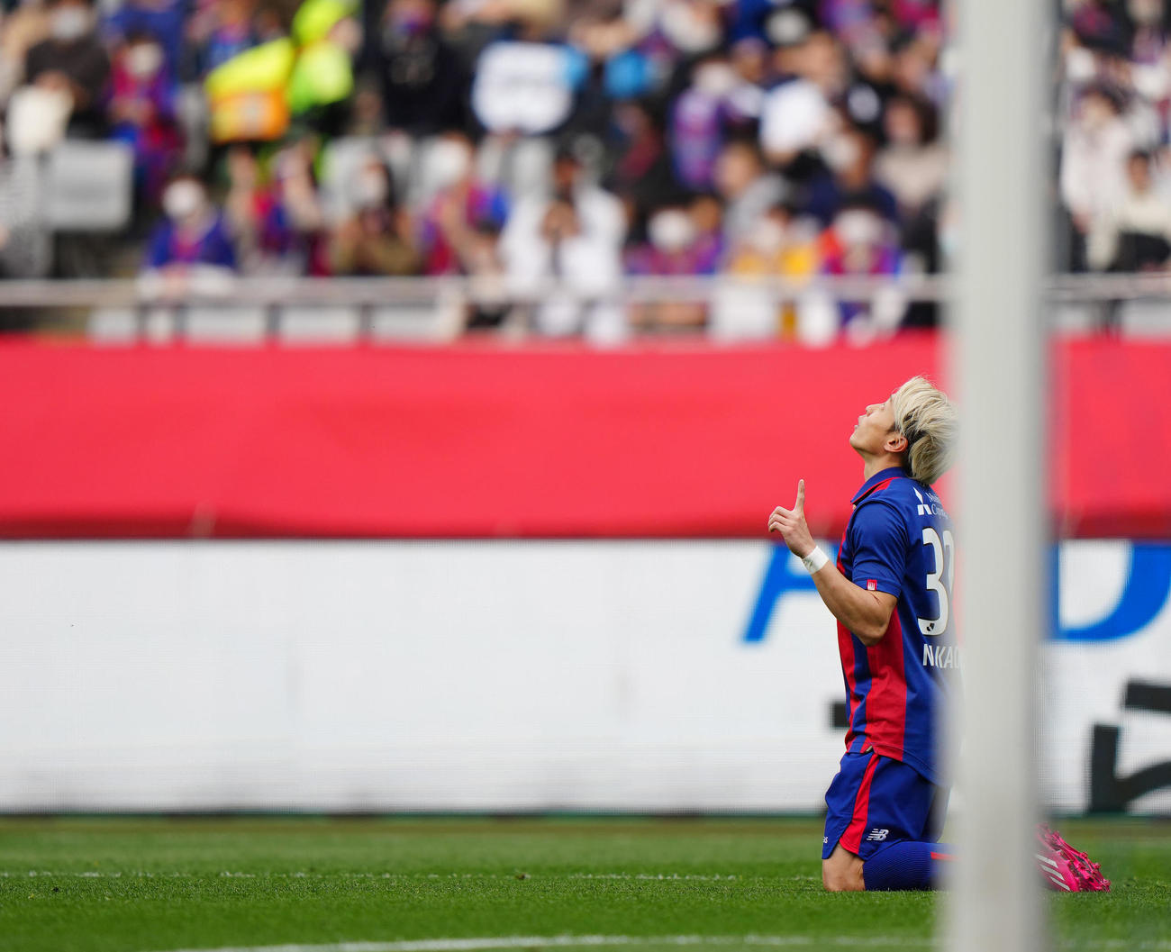 東京対横浜FC　前半、ゴールを決め、喜ぶ東京仲川（撮影・江口和貴）