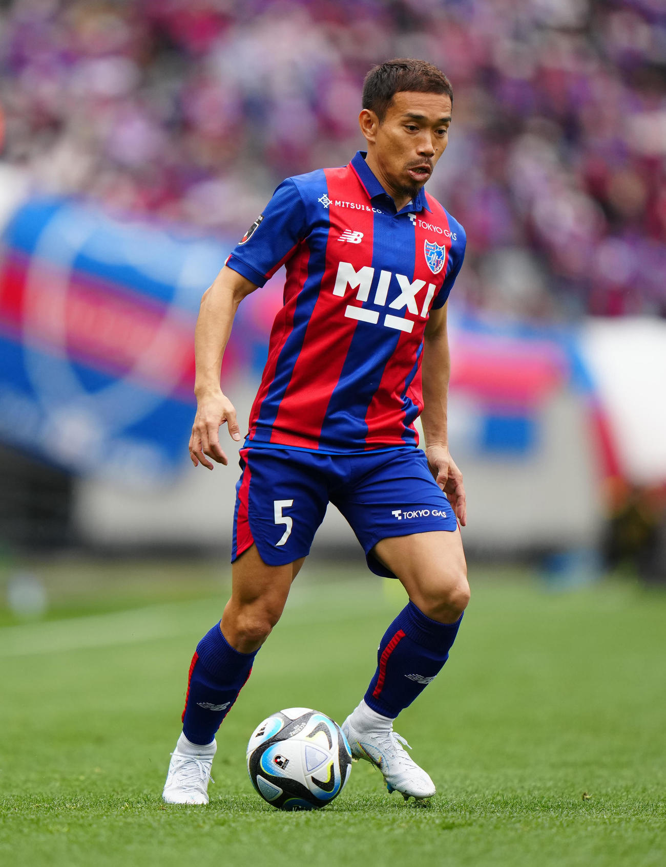 東京対横浜FC　前半、途中出場し、ボールをキープする東京長友（撮影・江口和貴）