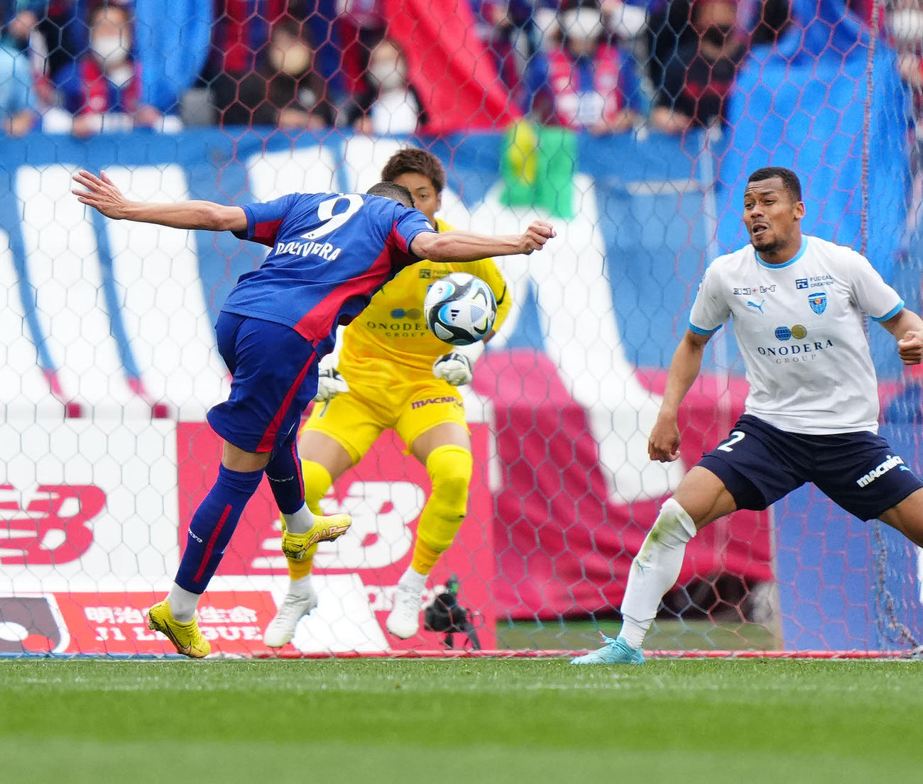 東京対横浜FC　後半、ヘディングでゴールを決める東京オリヴェイラ（左）（撮影・江口和貴）