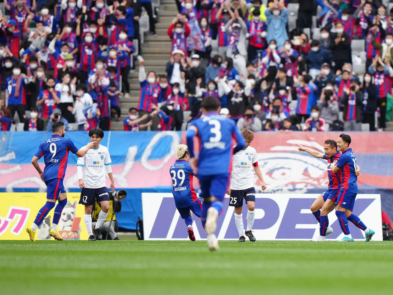 東京対横浜FC　後半、ゴールを決めた東京オリヴェイラ（左端）にアシストし歓喜する長友（右から2人目）。右端は小泉（撮影・江口和貴）