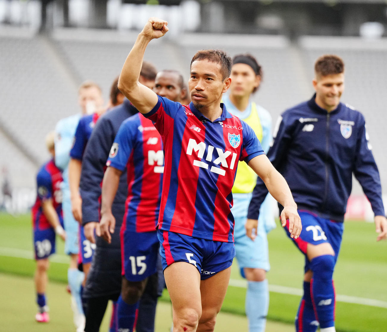 東京対横浜FC　試合後、サポーターにガッツポーズを見せる東京長友（撮影・江口和貴）
