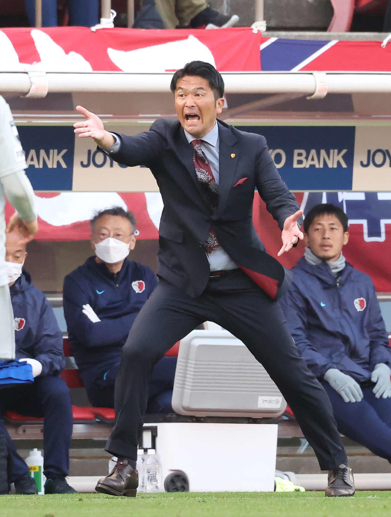 鹿島対福岡　後半、判定に異を唱える鹿島・岩政監督（撮影・丹羽敏通）