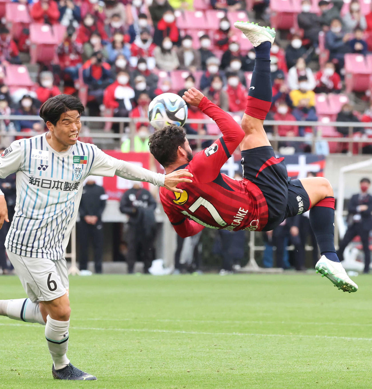 鹿島対福岡　後半、オーバーヘッドシュートを試みる鹿島アルトゥール・カイキ（右）（撮影・丹羽敏通）