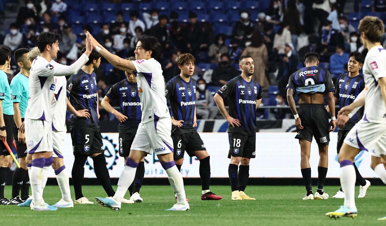 G大阪対広島　広島に敗れ肩を落とすG大阪イレブン（撮影・上田博志）