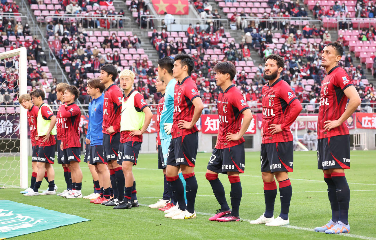 鹿島対福岡　サポーターにあいさつする鹿島イレブン（撮影・丹羽敏通）