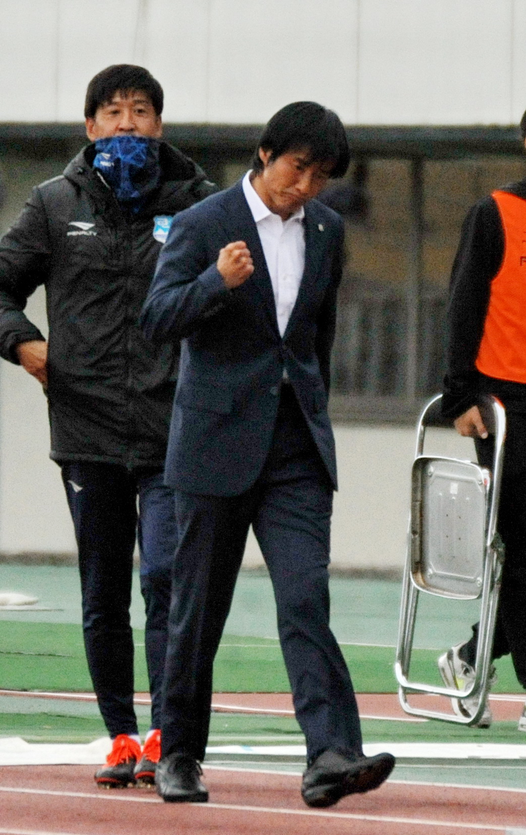 試合が終わりガッツポーズする沼津・中山監督　