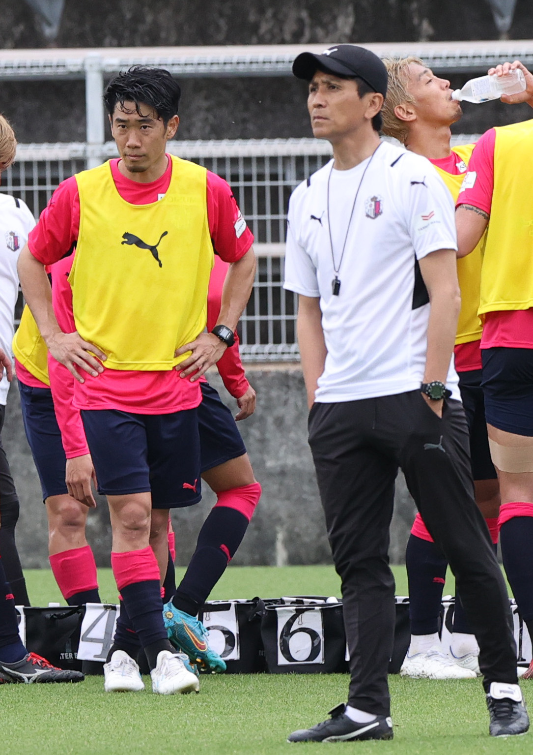 C大阪の練習に参加する香川（左）。手前はC大阪小菊監督（2022年4月26日撮影）