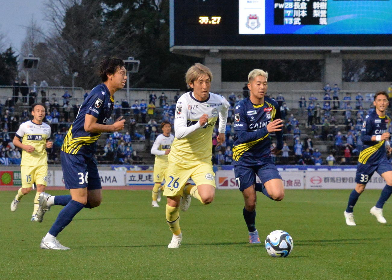 前半30分、右サイドから駆け上がる山形DF川井（中央）