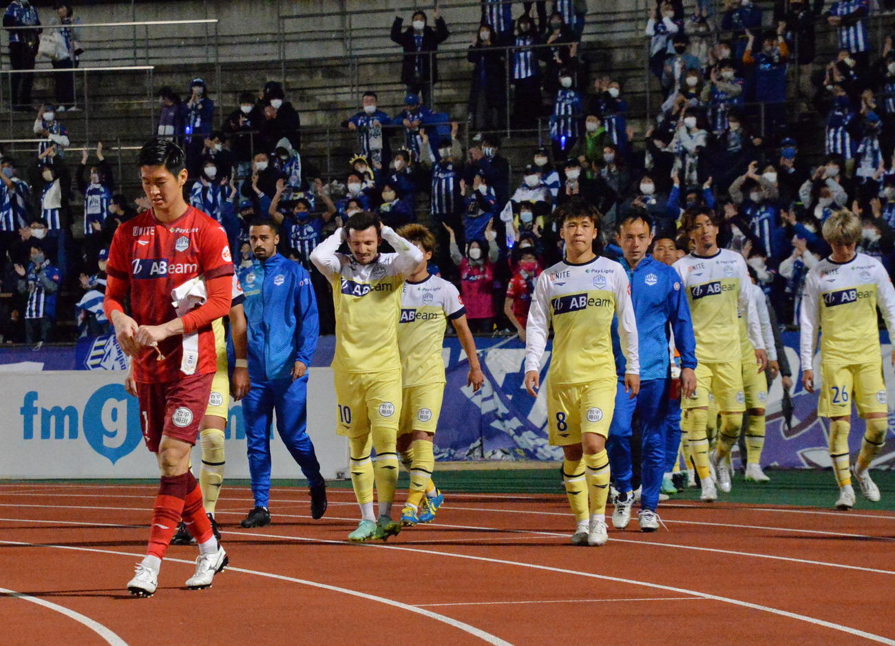 0－1で敗れ、肩を落とす山形イレブン