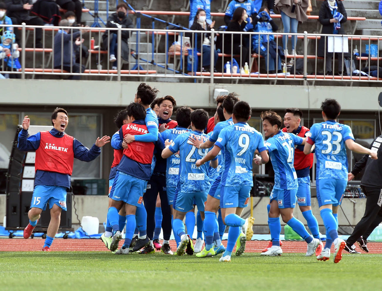 後半8分、河野の先制ゴールに大喜びの秋田イレブン