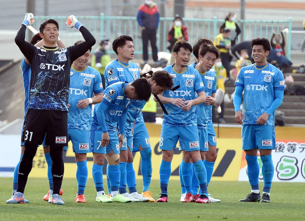 ホーム開幕戦勝利を喜ぶ秋田GK囲（左）らイレブン