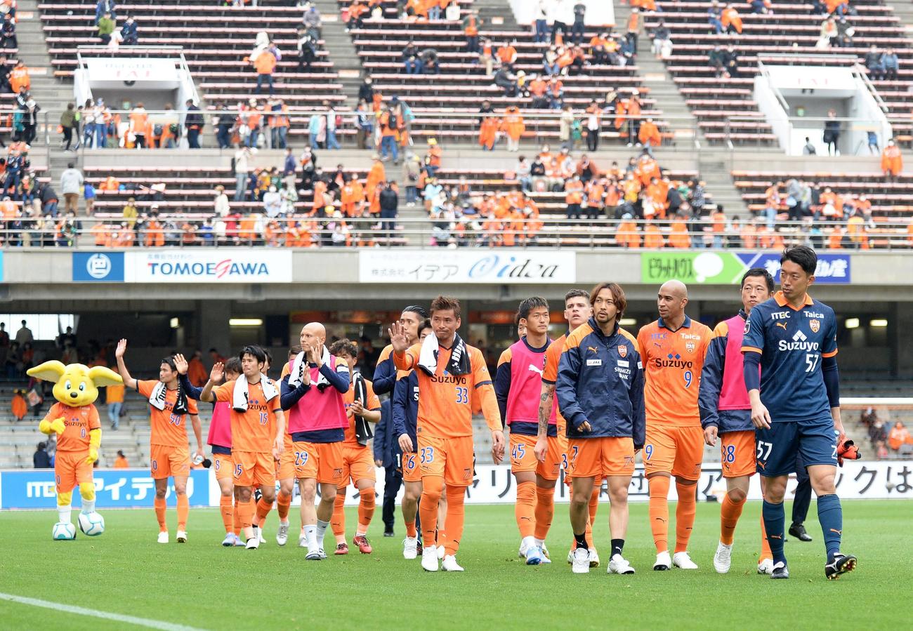 険しい表情でピッチを引き揚げる清水の選手たち
