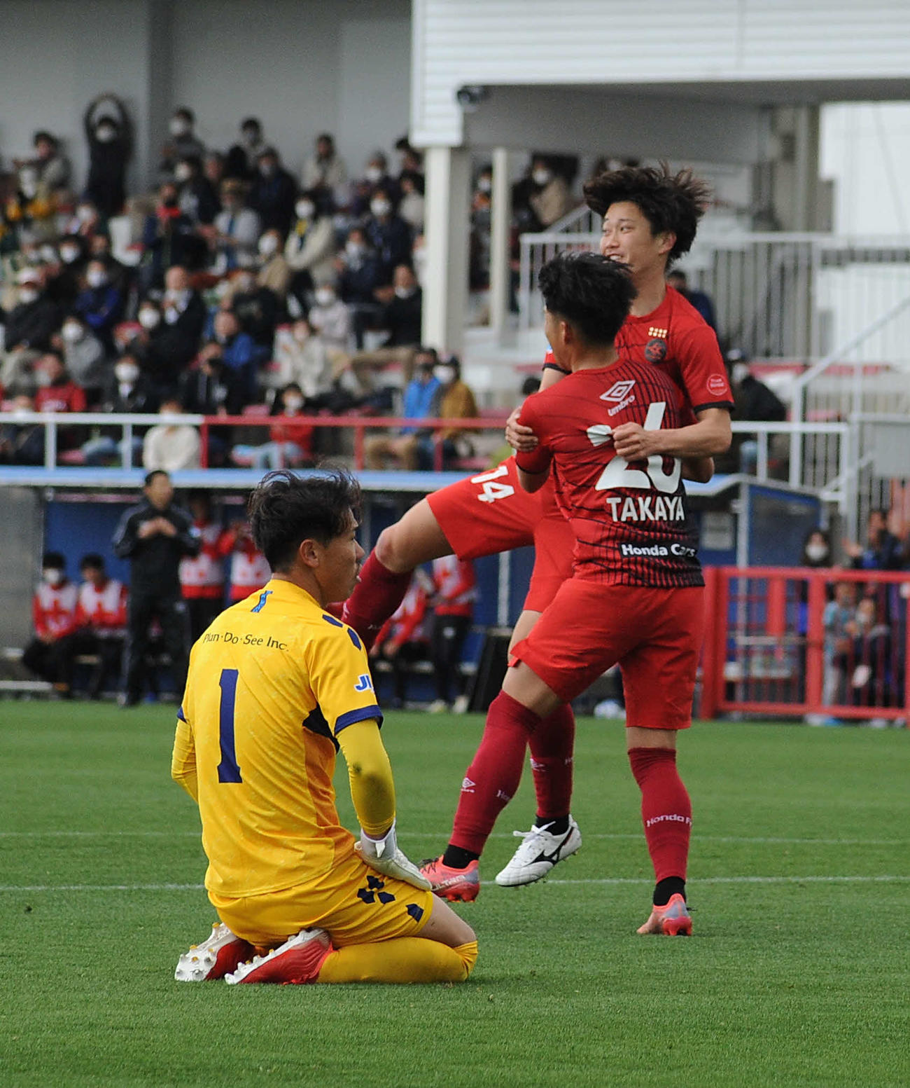 同点ゴールを決めてチームメートと抱き合うホンダFCの鈴木理（右奥）