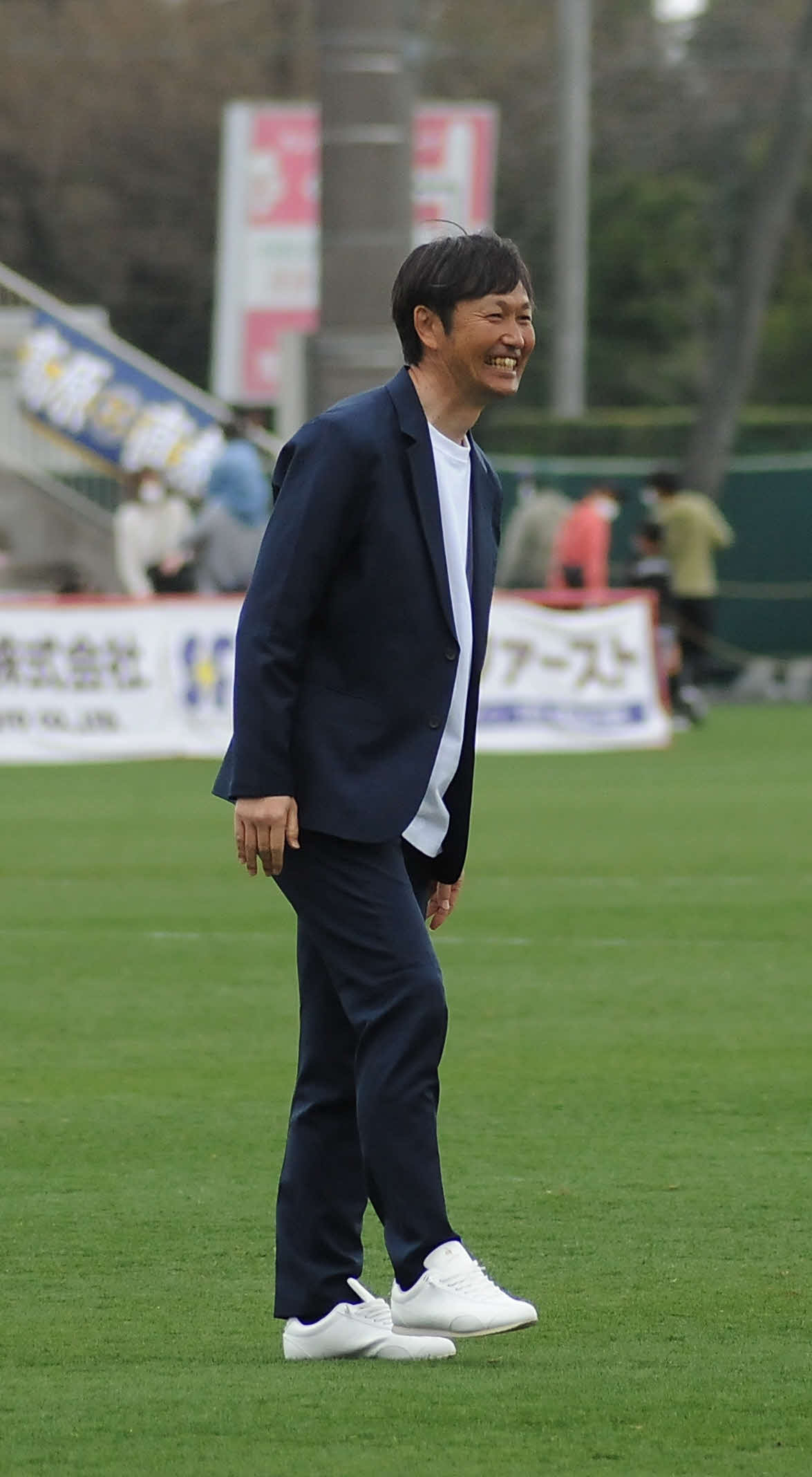 初陣で白星を挙げ、スタンドに笑顔を見せるホンダFCの小林監督