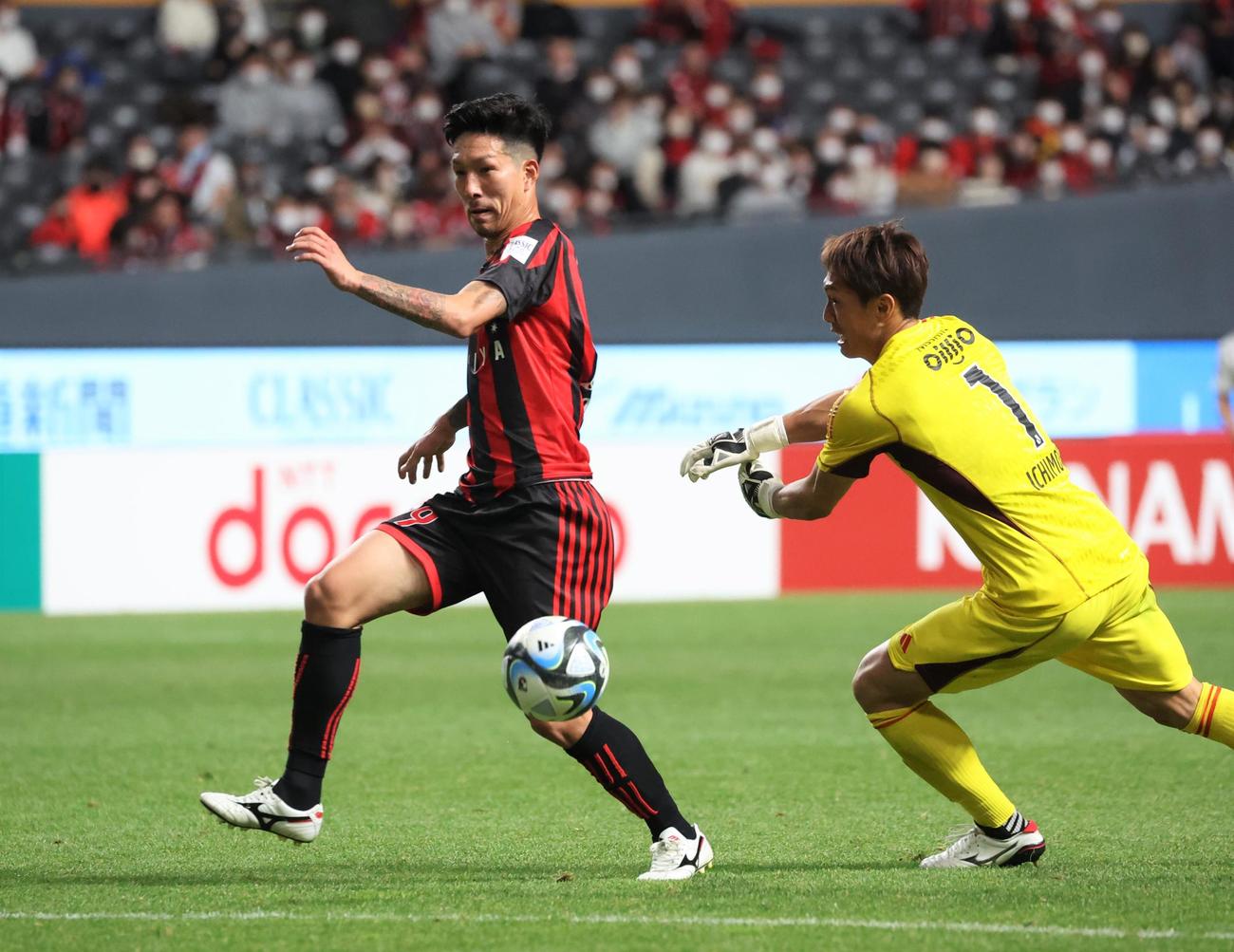 札幌対横浜　後半、GK一森をかわしゴールを決める札幌小林（撮影・黒川智章）