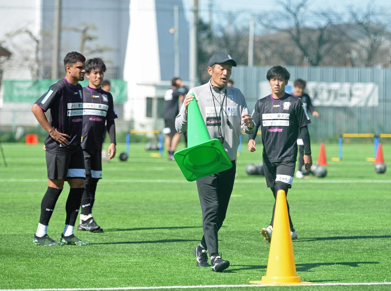 東京V戦に向けて調整に励む藤枝の選手たち。右から2人目は須藤監督