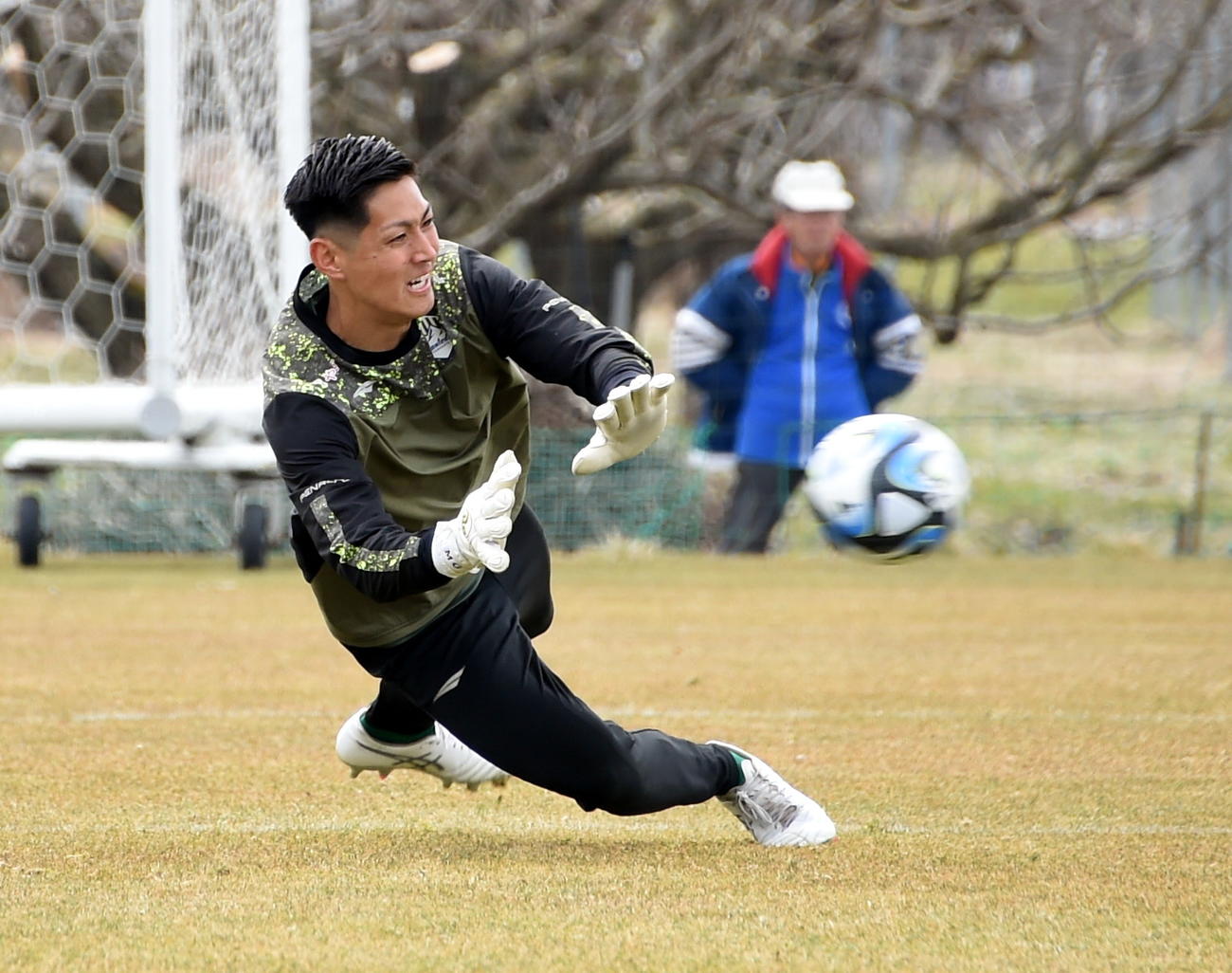 シュートをセーブするGK後藤雅（撮影・山田愛斗）