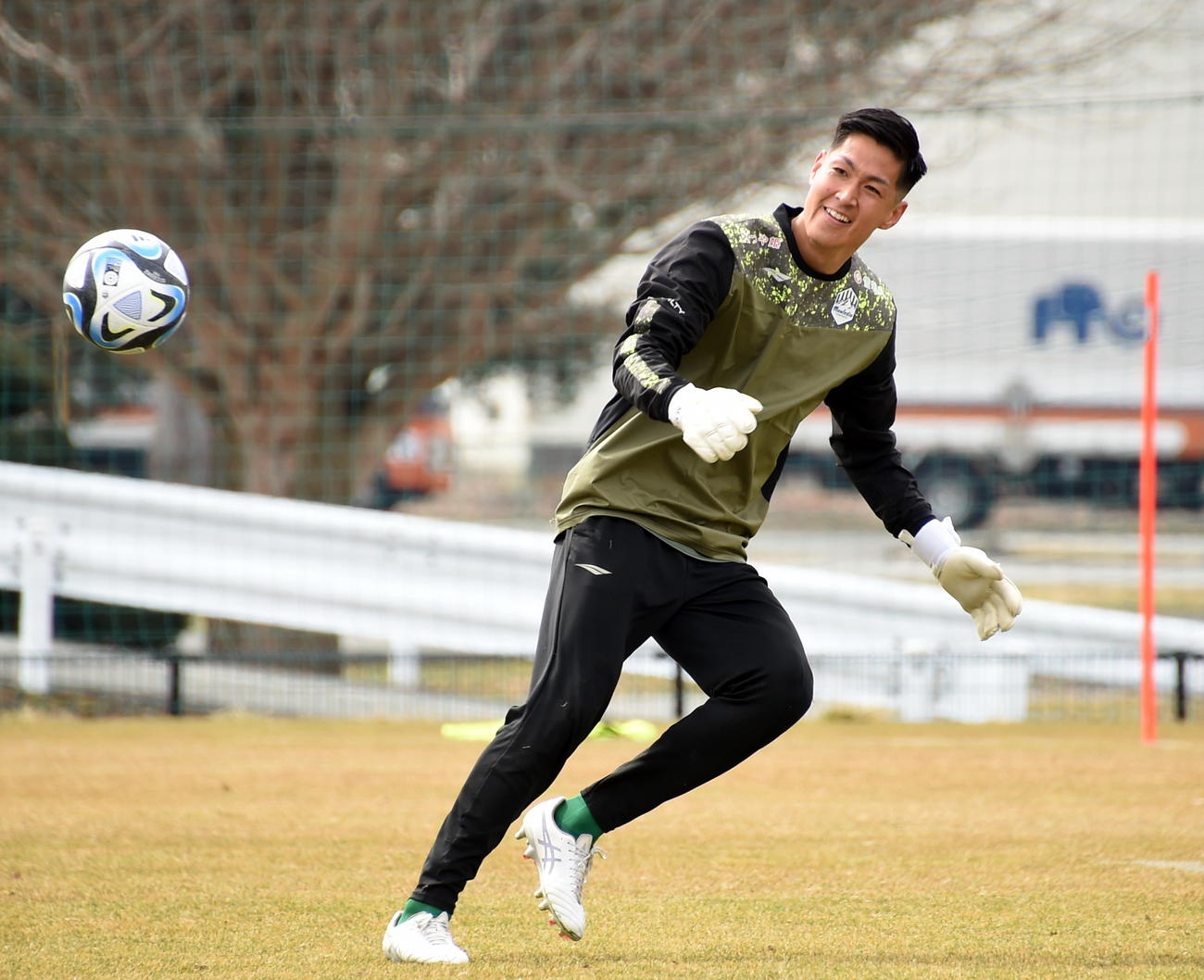 明るい表情で練習するGK後藤雅（撮影・山田愛斗）