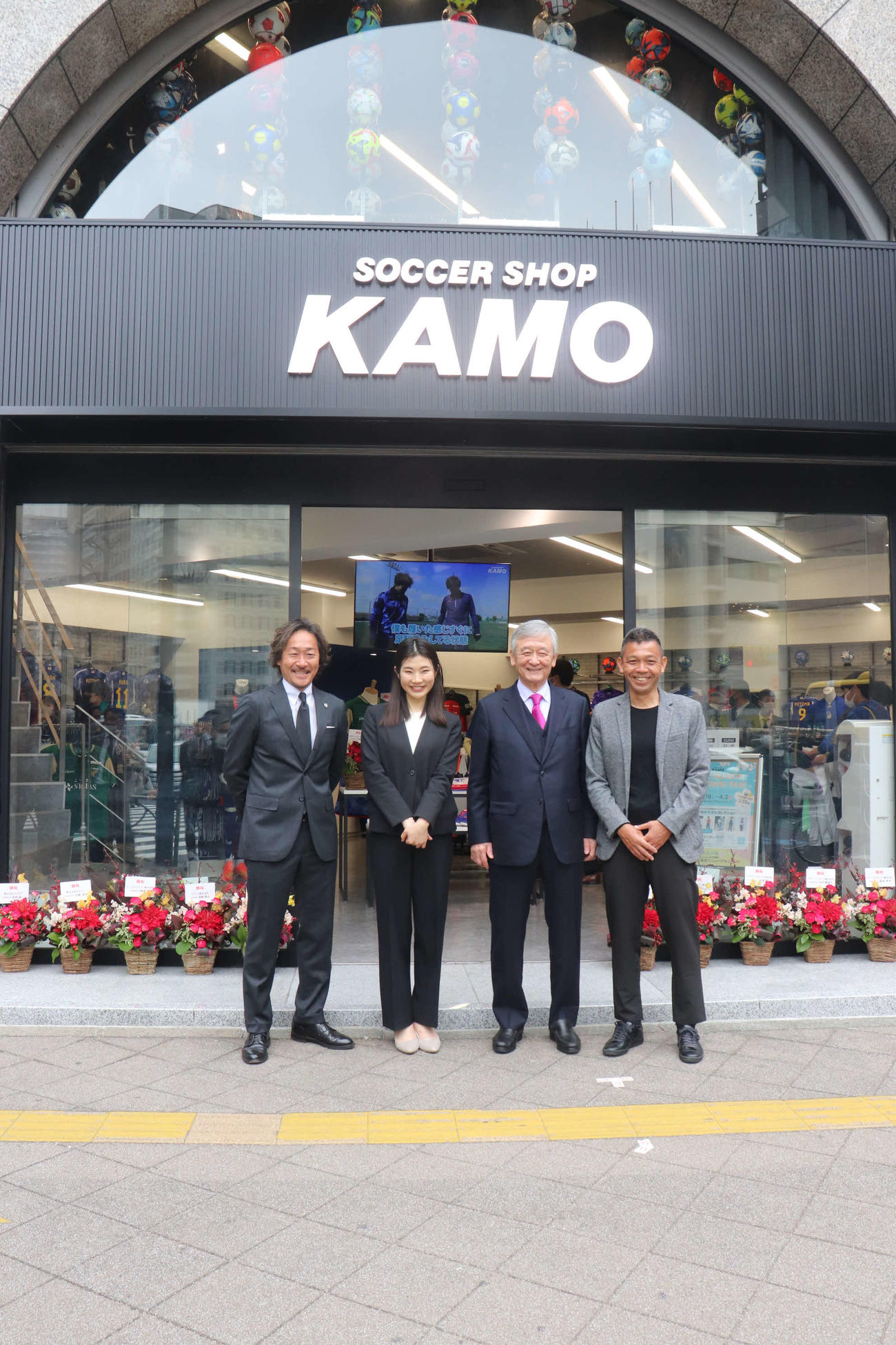 「サッカーショップKAMO」新宿店のリニューアルオープンに出席した（左から）石川直宏氏、川崎美結店長、加茂建会長、中村忠氏