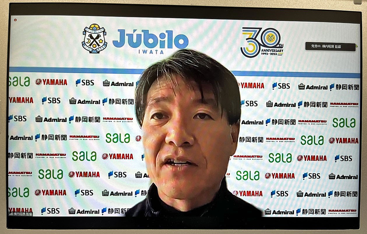 オンラインで取材に応じる磐田の横内監督
